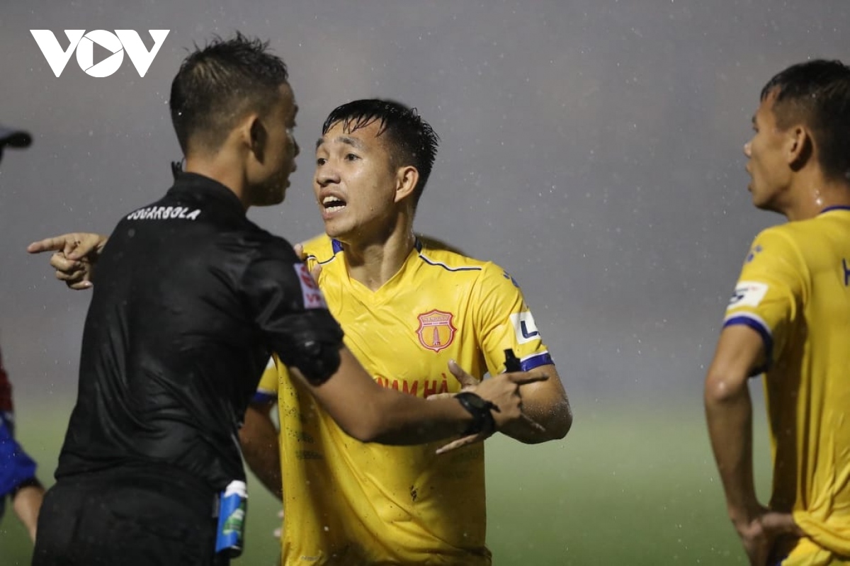 Trưởng Ban Dương Văn Hiền: “Sai sót trọng tài cứ rơi vào Nam Định như… cái dớp vậy”